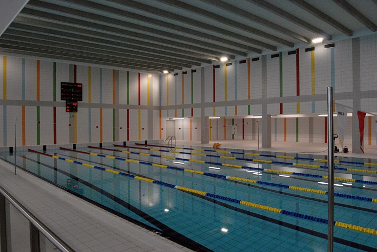 Wrocław: nowy blok sportowy i basen w szkole na Górnickiego [DUŻO ZDJĘĆ], bas